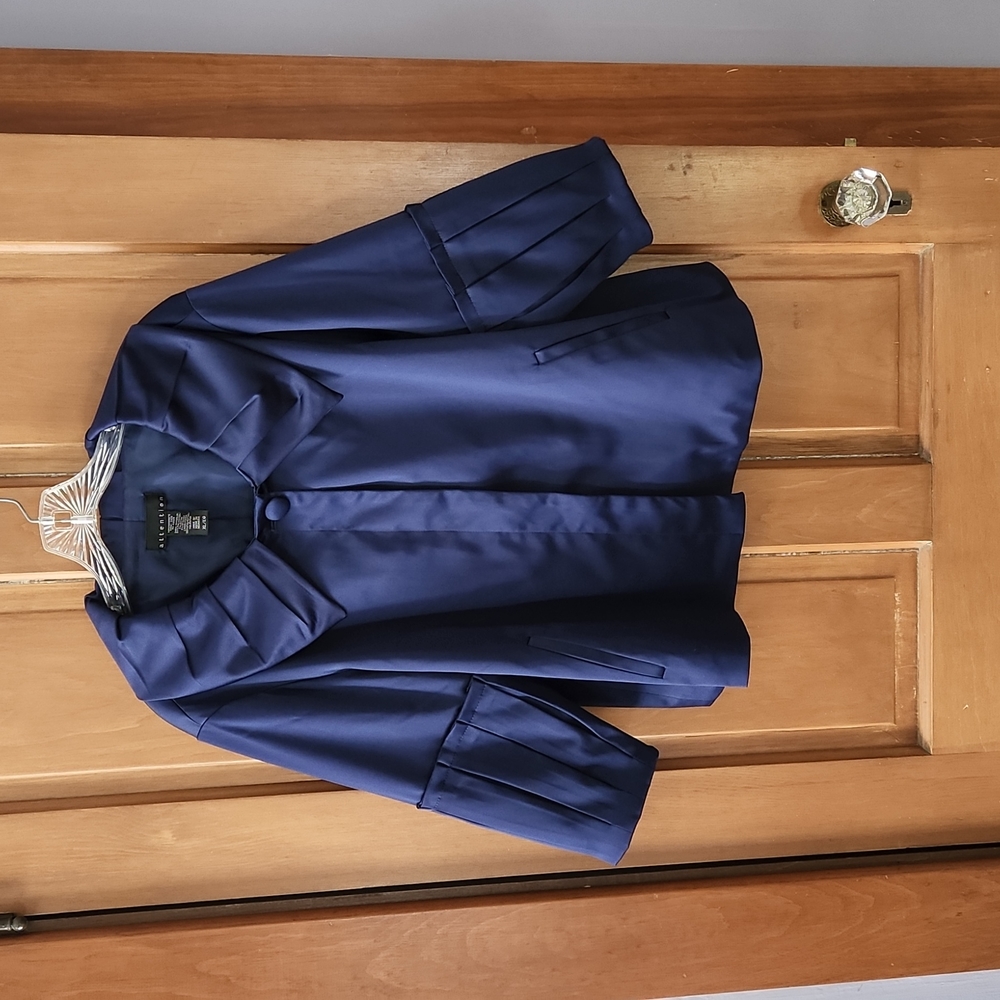 Blue button up jacket 💙